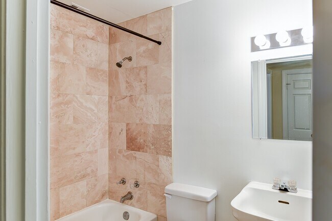 Foto del edificio - Elegant 2 Bedroom In Capitol Hill, Hardwoo...