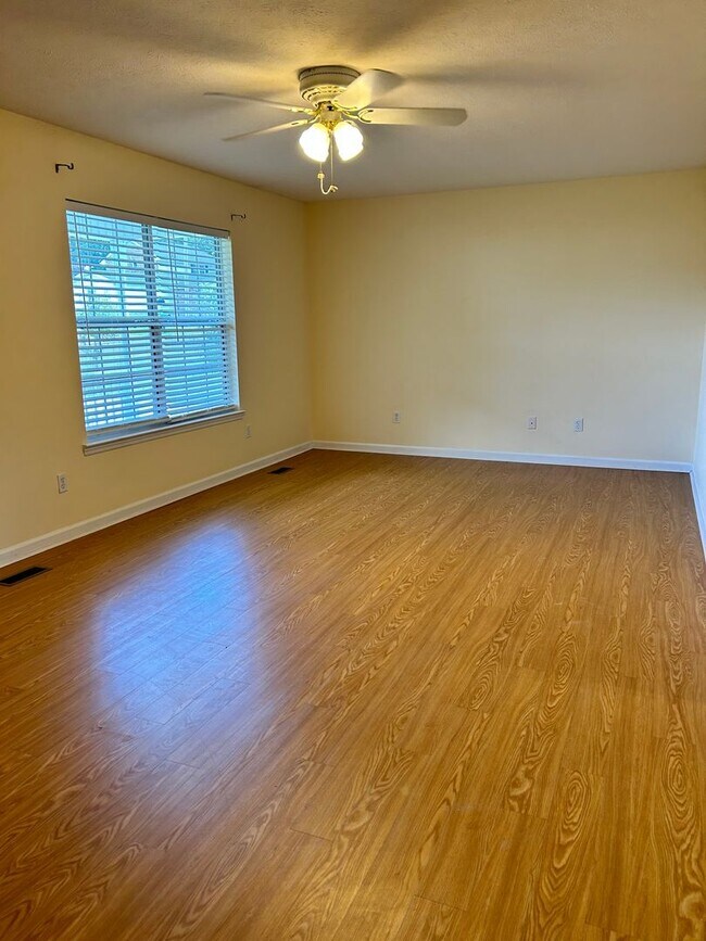 Foto del edificio - Charming 3 Bed, 2 Bath, Oversize Garage, S...