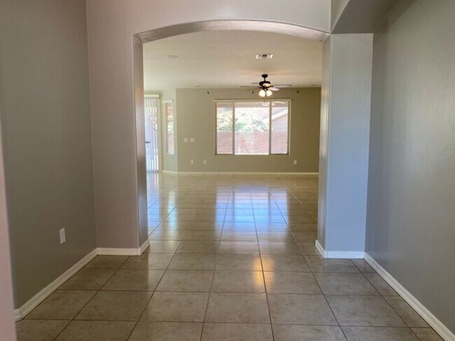 Foto del edificio - 3411 W Tail Feather Dr