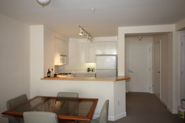 Foto del edificio - Spacious two bedroom, two bath corner unit...