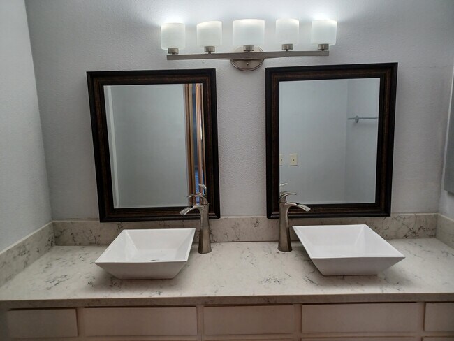 Foto del edificio - 2607 Pirineos Way