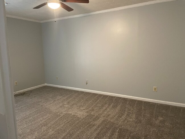 Foto del edificio - 8058 Woodlake Dr