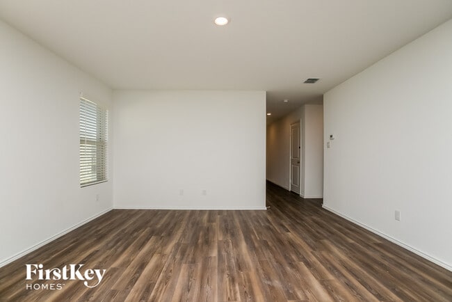 Building Photo - 1614 River Xing Dr