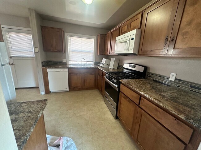 Building Photo - Three Bedroom / One Bathroom Home