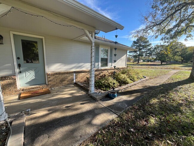 Building Photo - New Listing!