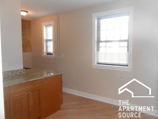 Foto del edificio - 894 Green Bay Rd