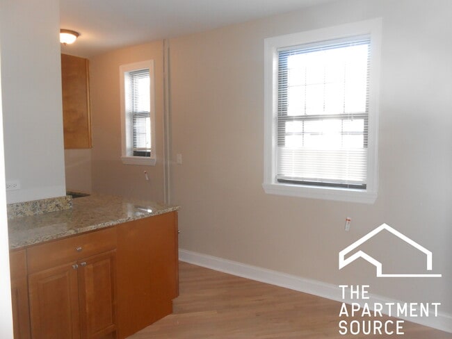 Building Photo - 894 Green Bay Rd