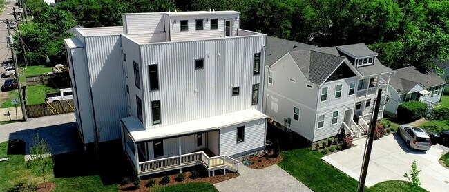 Foto del edificio - Turn-Key Luxury Rental: Brand-New 4BD + Office w/ Private Sunset Rooftop