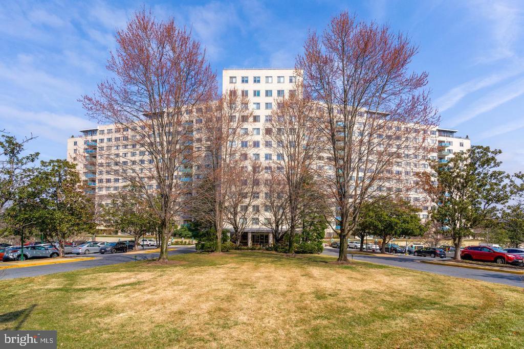 Foto principal - 10201 Grosvenor Pl