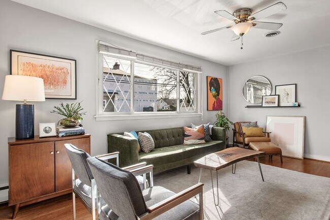 Building Photo - Beautiful Bungalow in Willow Lawn