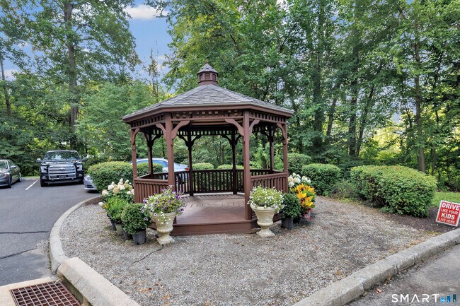 Foto del edificio - 570 Danbury Rd