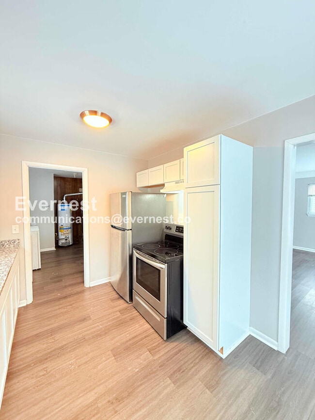 Building Photo - 3 Bed/1 Bath Home with Fenced Yard / Pet-Friendly / Vouchers Accepted / Available Now!