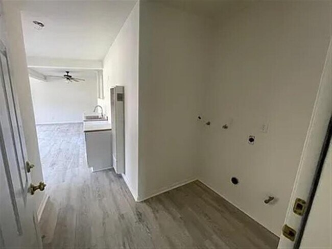 Building Photo - charming 2 bedroom 1 bath