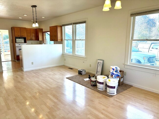 Foto del edificio - Charming Home in the Conveniently Located Southgate Neighborhood, Character-Rich Trims and Fully ...