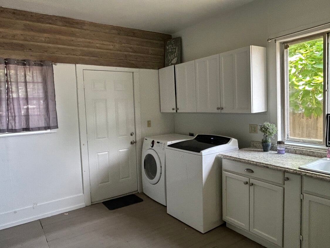 Building Photo - 507 W Smith St