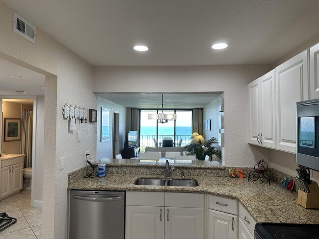Building Photo - 4250 N Hwy A1A
