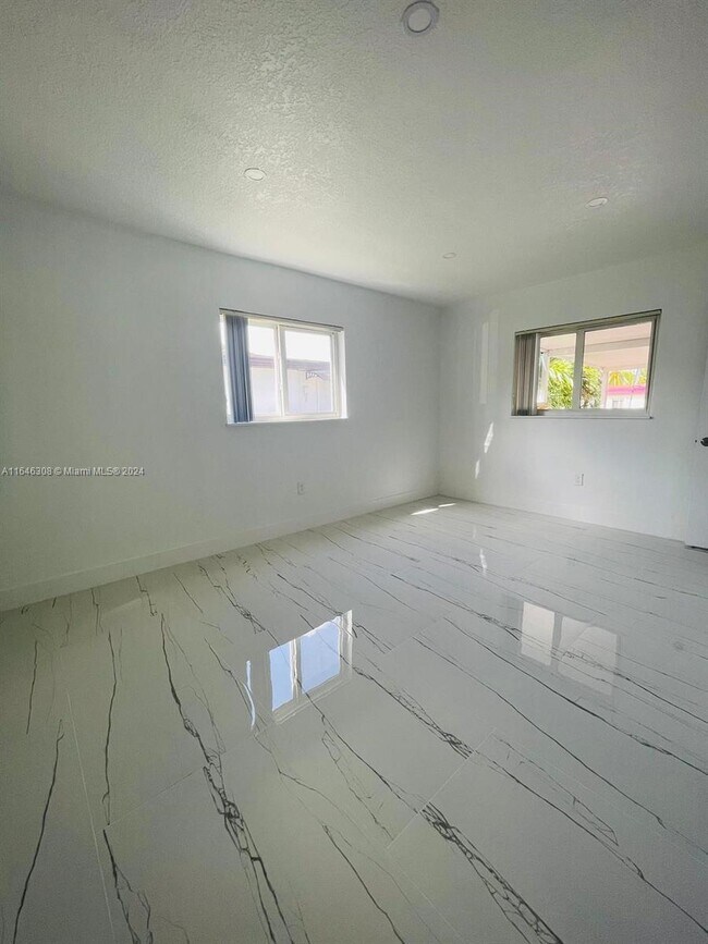 Foto del edificio - 1400 N 74th Terrace