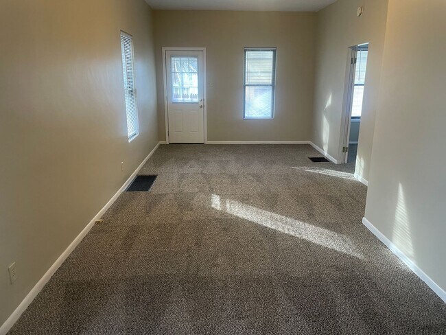 Building Photo - 2 Bedroom Ranch