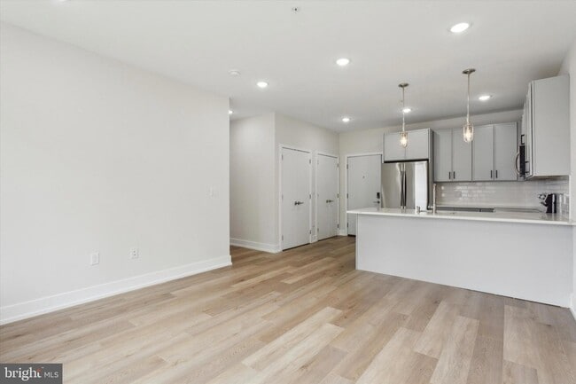 Building Photo - 401 E Walnut Ln