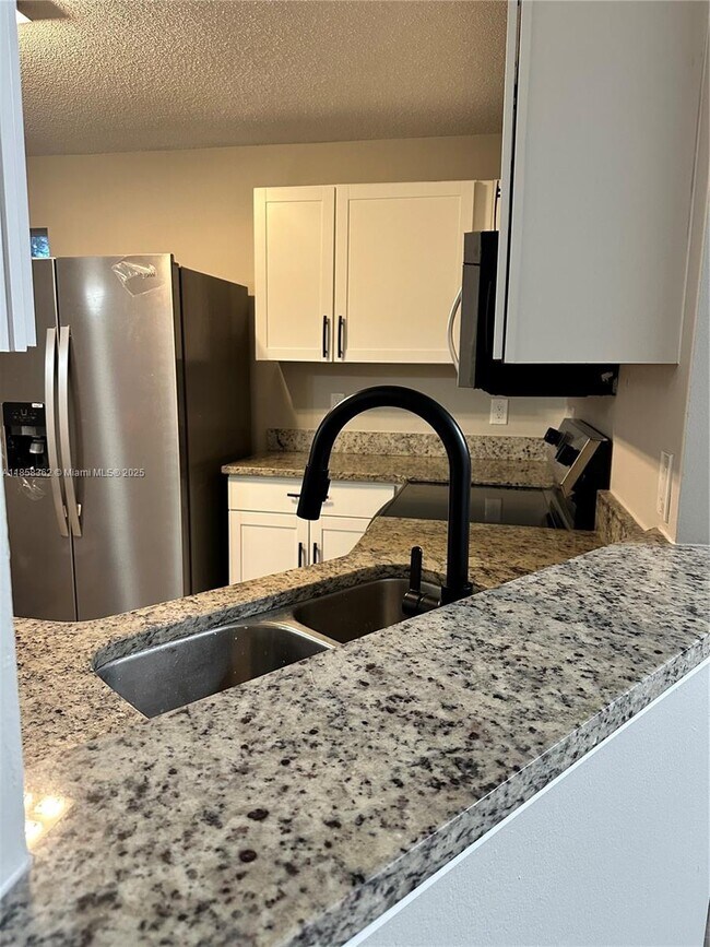 Building Photo - 3200 Sabal Palms Ct