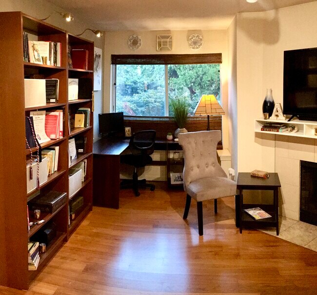 Vista de la biblioteca y la oficina en casa - 3045 20th Ave W