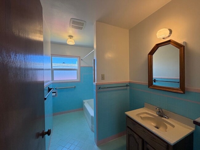 Building Photo - Charming, pet-friendly 3-bedroom, 1-bath affordable home