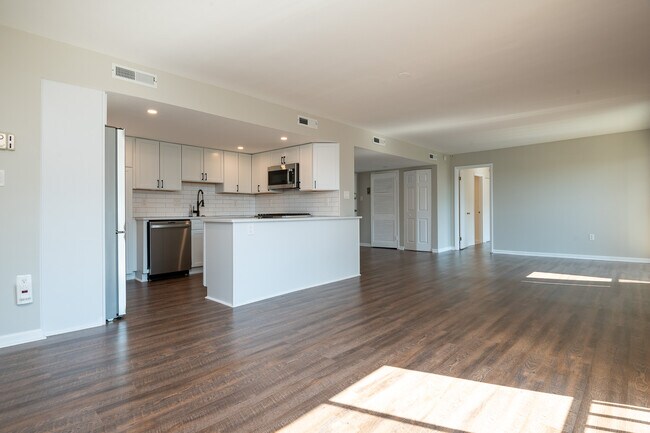 Building Photo - 1300 Army Navy Dr
