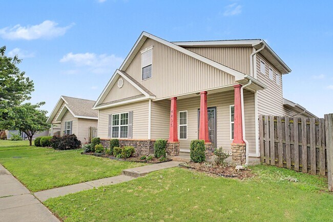 Foto del edificio - Beautiful 3 Bedroom Home with Hardwood, Tile & Spacious Kitchen
