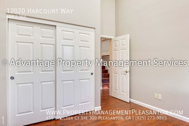 Foto del edificio - Beautiful 4 Bed, 3 Bath, 2,346 sq. ft. Tow...