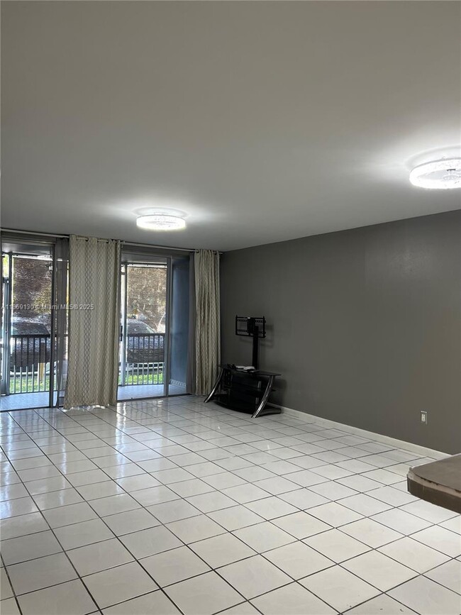 Foto del edificio - 1710 NE 191st St
