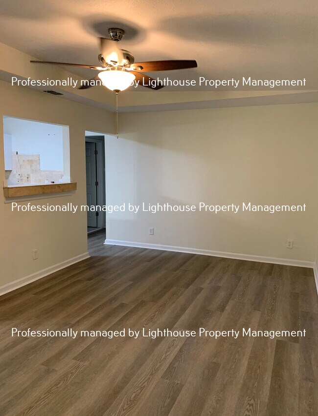 Building Photo - 825 Le Brun Dr