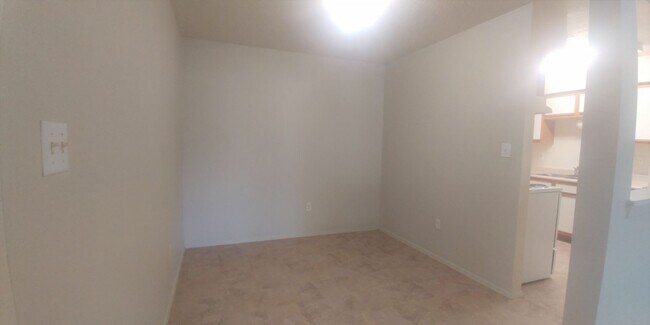 Building Photo - 1/1 Apartment - **HUD Accepted** (upstairs)