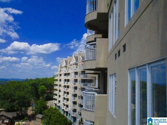 Building Photo - 2600 Arlington Ave S