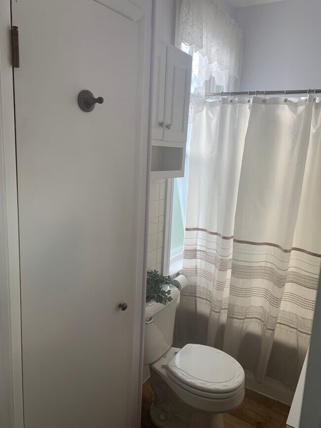 Foto del edificio - 1st floor 2 bedroom apartment with yard an...