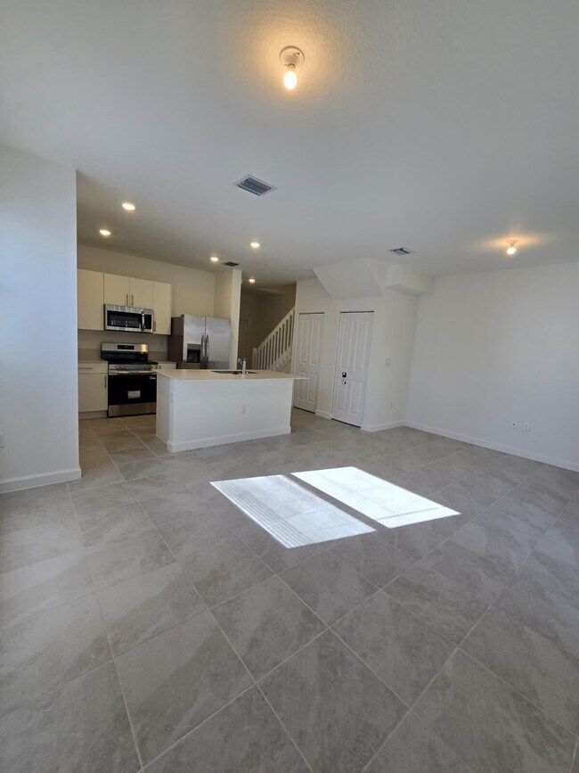 Building Photo - 170 SE 10th St