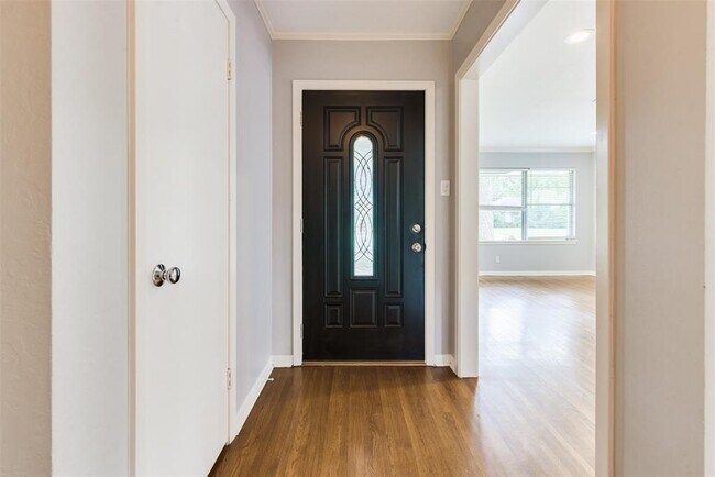 Building Photo - 8906 Bace Dr