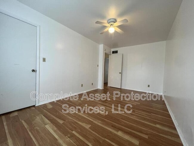 Building Photo - 2222 E Glendale Blvd