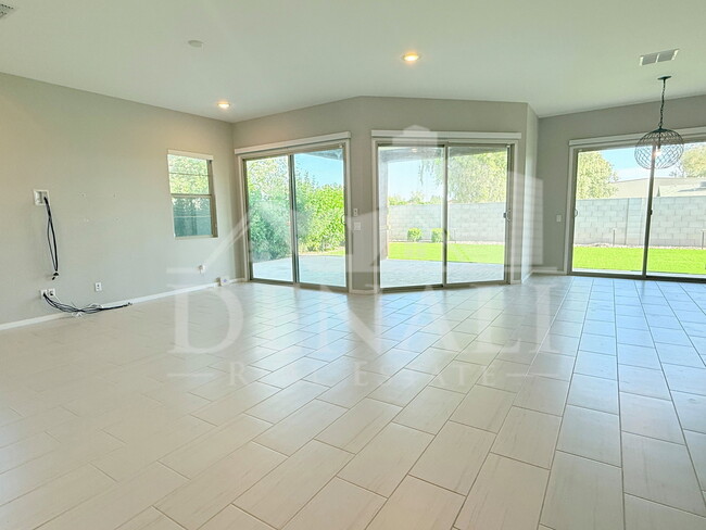 Building Photo - 1153 E Nolan Pl