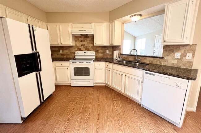 Foto del edificio - 3511 Palm Grove Dr