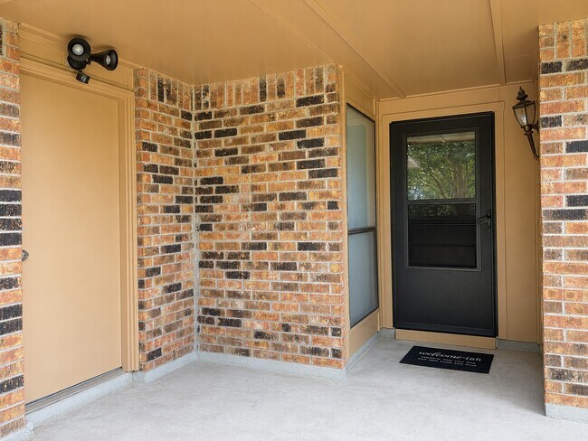 Building Photo - 2715 Kingfisher Dr