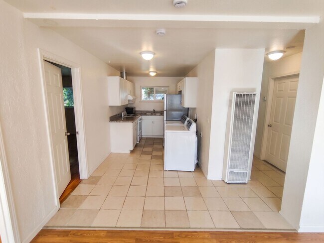 Foto del edificio - Spacious 4-Bed Oakland Unit w/ In-Unit Laundry & Gated Parking
