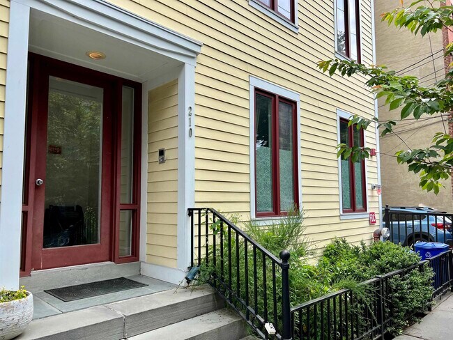 Building Photo - 210 4th St