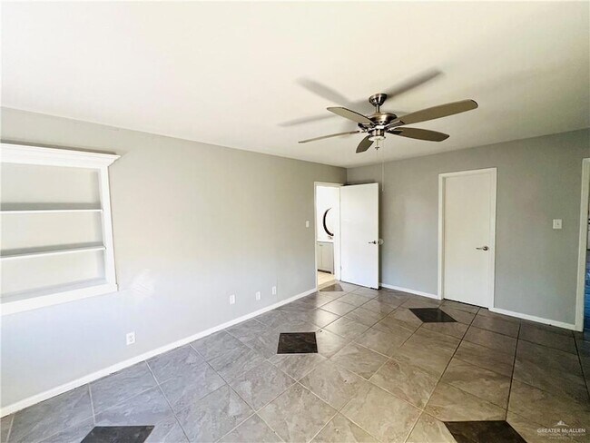 Foto del edificio - 817 Marinel Ln