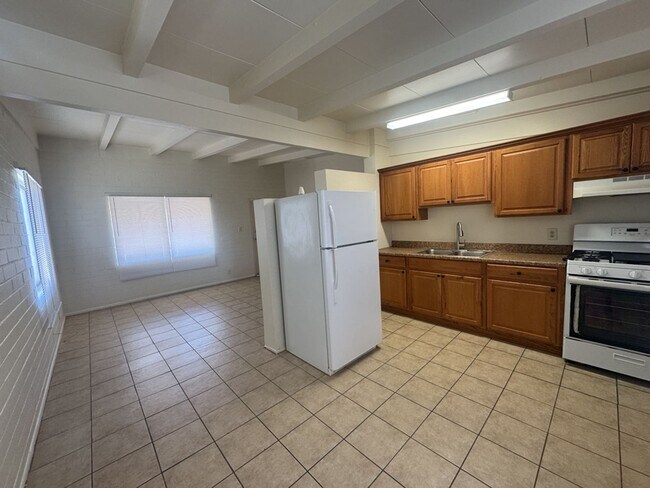 Building Photo - Clean and large 2B/1B unit in nice apartment complex