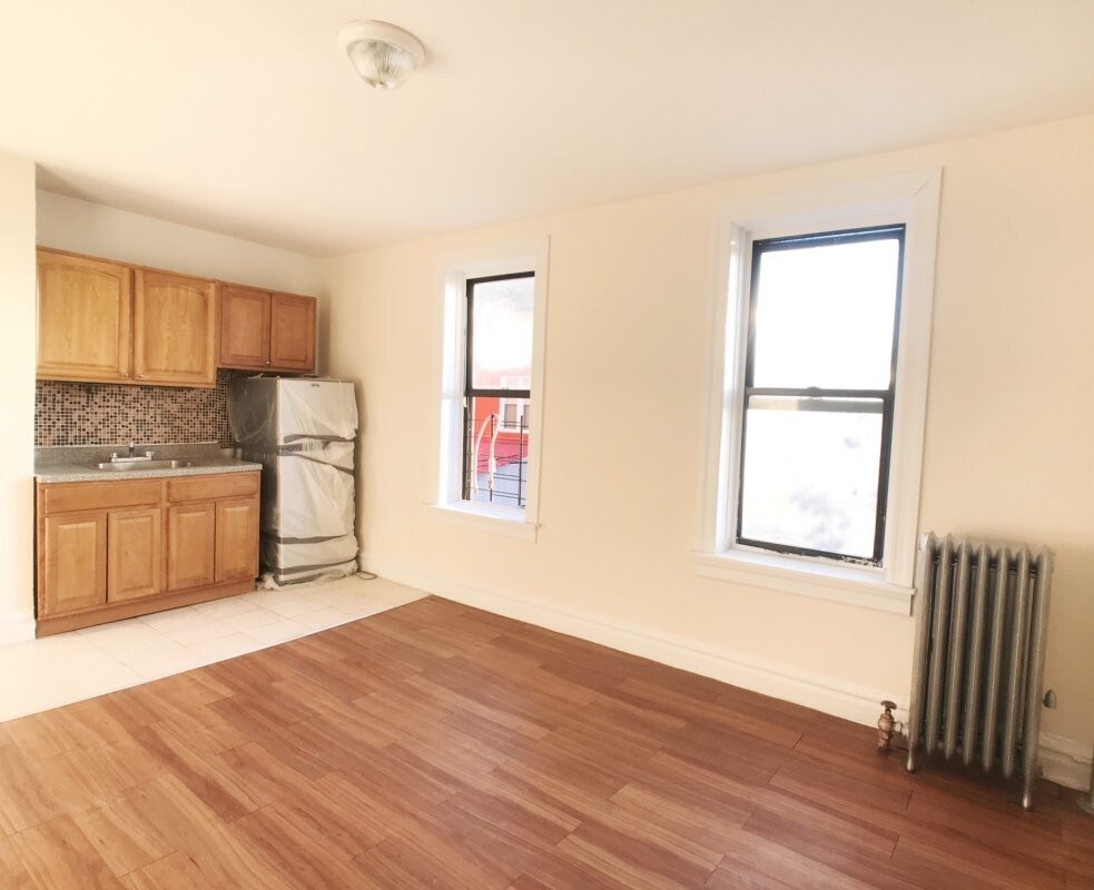 Primary Photo - 1715 Walton Ave