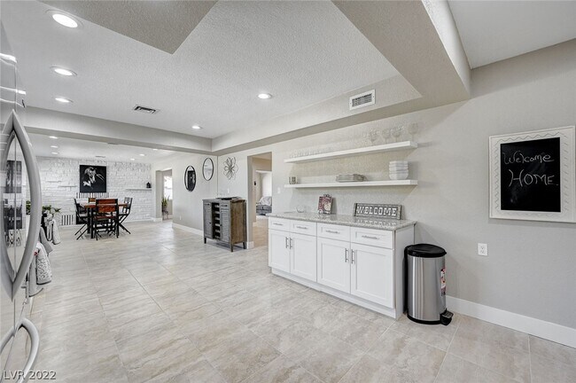 Foto del edificio - 3337 Smoke Tree Ln