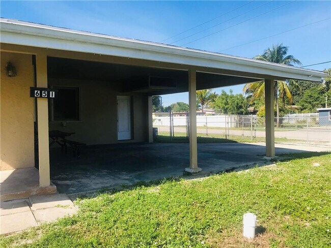 Building Photo - 651 SW 26th Ave