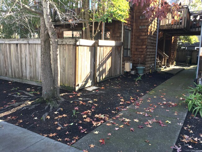 Building Photo - 930 Colina Ct