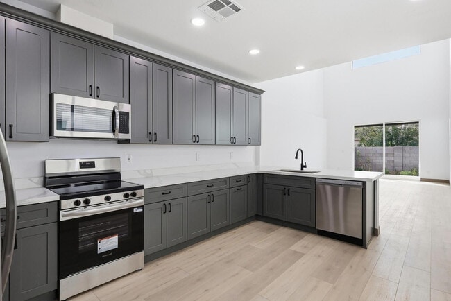 Building Photo - 2805 Trumbull Rd