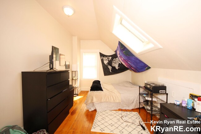 Building Photo - Nicely updated, sunny 3 bed in Waltham wit...